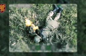 Окупант горить після скиду боєприпасу з українського дрона. ВIДЕО Окупант-горить-після-скиду-боєприпасу-з-українського-дрона.-ВiДЕО