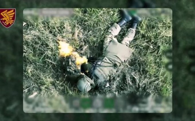 Окупант горить після скиду боєприпасу з українського дрона. ВIДЕО Окупант-горить-після-скиду-боєприпасу-з-українського-дрона.-ВiДЕО