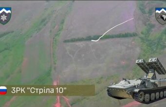 Дрон-камікадзе влучає у ворожий ЗРК “Стрела-10”, який намагається збити український БПЛА. ВIДЕО Дрон-камікадзе-влучає-у-ворожий-ЗРК-“Стрела-10”,-який-намагається-збити-український-БПЛА.-ВiДЕО