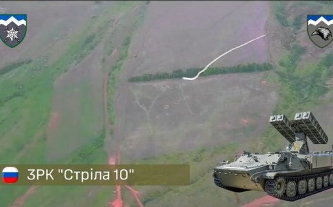 Дрон-камікадзе влучає у ворожий ЗРК “Стрела-10”, який намагається збити український БПЛА. ВIДЕО Дрон-камікадзе-влучає-у-ворожий-ЗРК-“Стрела-10”,-який-намагається-збити-український-БПЛА.-ВiДЕО