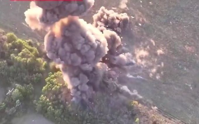 Ворожа РСЗВ БМ-21 “Град” зникла після удару дрона-камікадзе. ВIДЕО Ворожа-РСЗВ-БМ-21-“Град”-зникла-після-удару-дрона-камікадзе.-ВiДЕО