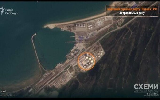 Наслідки удару ЗСУ по порту “Кавказ” біля окупованої Керчі: з’явилися супутникові знімки. ВIДЕО Наслідки-удару-ЗСУ-по-порту-“Кавказ”-біля-окупованої-Керчі:-з’явилися-супутникові-знімки.-ВiДЕО