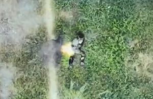 Знищення російських танкістів у районі Новомихайлівки десантниками 79-ї бригади. ВIДЕО Знищення-російських-танкістів-у-районі-Новомихайлівки-десантниками-79-ї-бригади.-ВiДЕО