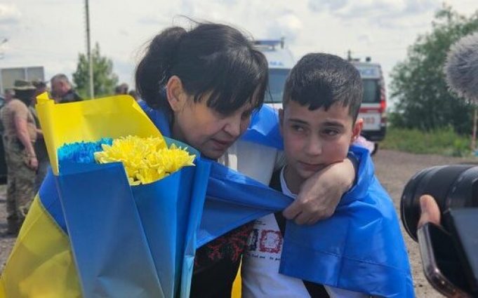 Возз’єднання мами-військовополоненої та її сина, які не бачилися понад два роки. ВIДЕО Возз’єднання-мами-військовополоненої-та-її-сина,-які-не-бачилися-понад-два-роки.-ВiДЕО