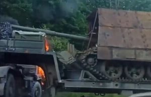 Трал із “черепахотанком” та вантажівка з курми зіштовхнулися на Бєлгородщині. ВIДЕО Трал-із-“черепахотанком”-та-вантажівка-з-курми-зіштовхнулися-на-Бєлгородщині.-ВiДЕО