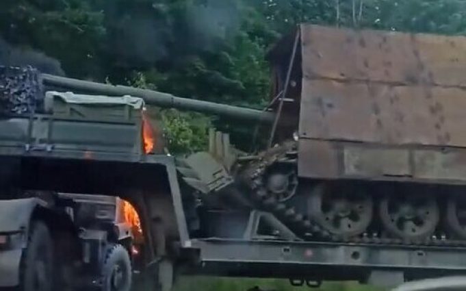 Трал із “черепахотанком” та вантажівка з курми зіштовхнулися на Бєлгородщині. ВIДЕО Трал-із-“черепахотанком”-та-вантажівка-з-курми-зіштовхнулися-на-Бєлгородщині.-ВiДЕО