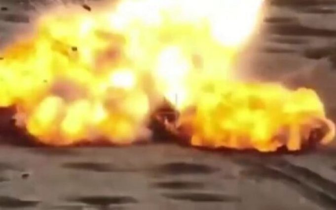 Башту російського танка Т-80БВ від вибуху підкинуло високо вгору. ВIДЕО Башту-російського-танка-Т-80БВ-від-вибуху-підкинуло-високо-вгору.-ВiДЕО