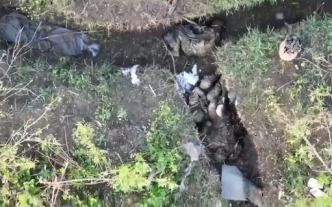 Сили оборони влучним скидом ліквідували трьох окупантів, які невдало замаскуватись в окопі. ВIДЕО Сили-оборони-влучним-скидом-ліквідували-трьох-окупантів,-які-невдало-замаскуватись-в-окопі.-ВiДЕО