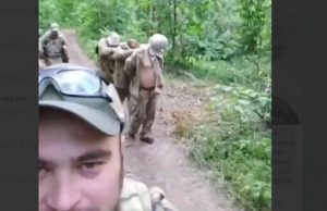 Росіяни катують українських військових, які потрапили в полон на Харківщині. ВIДЕО Росіяни-катують-українських-військових,-які-потрапили-в-полон-на-Харківщині.-ВiДЕО