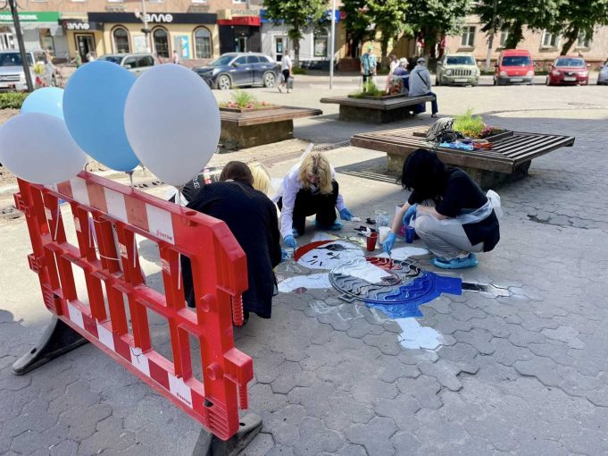 Вихованці Центру ДЮТ розмалювали люки водоканалу Вихованці-Центру-ДЮТ-розмалювали-люки-водоканалу