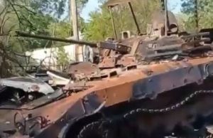 Окупант фільмує свою БПМ-2, яка підірвалася на міні: “Экипаж два человека. Здесь их и прикопали.... Окупант-фільмує-свою-БПМ-2,-яка-підірвалася-на-міні:-“Экипаж-два-человека-Здесь-их-и-прикопали.