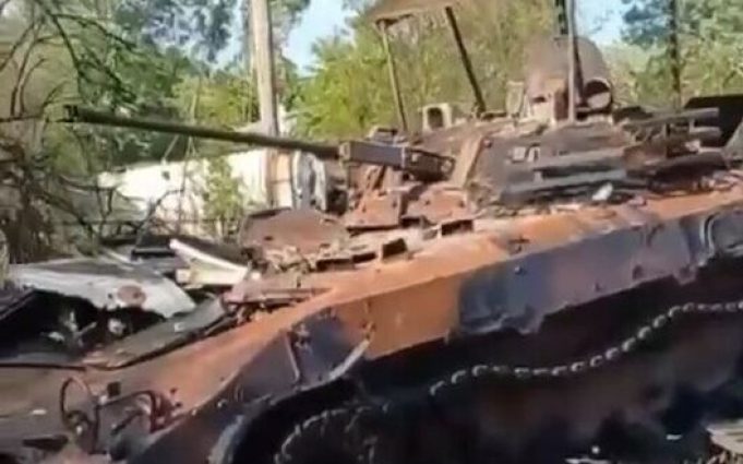 Окупант фільмує свою БПМ-2, яка підірвалася на міні: “Экипаж два человека. Здесь их и прикопали.... Окупант-фільмує-свою-БПМ-2,-яка-підірвалася-на-міні:-“Экипаж-два-человека-Здесь-их-и-прикопали.
