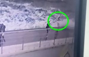 В Одесі 20-річну поліціянтку змило хвилею в море: тіло дівчини шукають водолази. ВIДЕО В-Одесі-20-річну-поліціянтку-змило-хвилею-в-море:-тіло-дівчини-шукають-водолази.-ВiДЕО