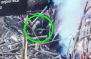 Окупант востаннє у житті б’є палицею дрон, який упав у окоп, але не вибухнув. ВIДЕО Окупант-востаннє-у-житті-б’є-палицею-дрон,-який-упав-у-окоп,-але-не-вибухнув.-ВiДЕО