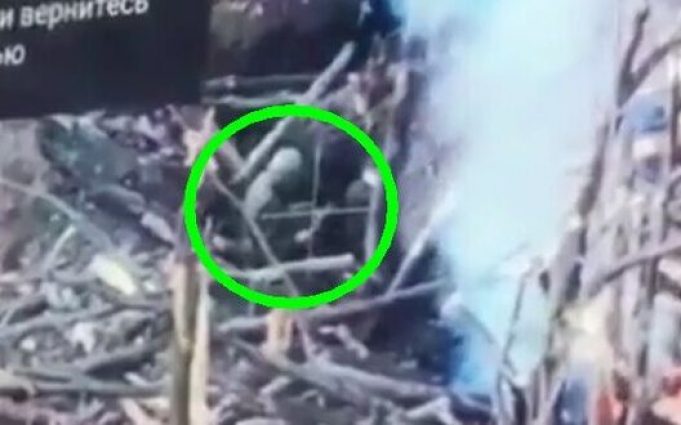 Окупант востаннє у житті б’є палицею дрон, який упав у окоп, але не вибухнув. ВIДЕО Окупант-востаннє-у-житті-б’є-палицею-дрон,-який-упав-у-окоп,-але-не-вибухнув.-ВiДЕО