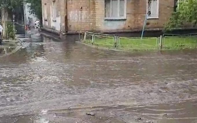 У Києві підтопило низку вулиць після зливи. ВIДЕО У-Києві-підтопило-низку-вулиць-після-зливи.-ВiДЕО