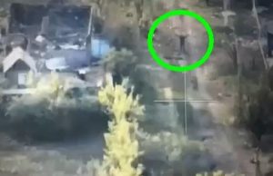 Окупант із піднятими догори руками йде розбитою вулицею у Вовчанську: “П#дар здається!”. ВIДЕО Окупант-із-піднятими-догори-руками-йде-розбитою-вулицею-у-Вовчанську:-“П#дар-здається!”.-ВiДЕО