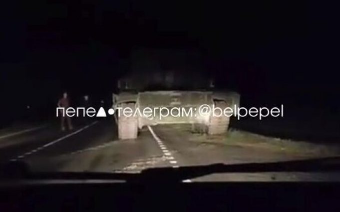 В Бєлгородській області п’яні росіяни розчавили танком автівку з людьми. ВIДЕО 18+ В-Бєлгородській-області-п’яні-росіяни-розчавили-танком-автівку-з-людьми.-ВiДЕО-18+