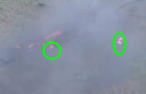 Двоє палаючих окупантів вилазять із охопленої вогнем бронемашини. ВIДЕО 18+ Двоє-палаючих-окупантів-вилазять-із-охопленої-вогнем-бронемашини.-ВiДЕО-18+