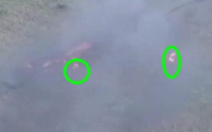 Двоє палаючих окупантів вилазять із охопленої вогнем бронемашини. ВIДЕО 18+ Двоє-палаючих-окупантів-вилазять-із-охопленої-вогнем-бронемашини.-ВiДЕО-18+