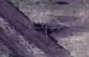 Окупант невдало намагався відбитися камінням від дрона-камікадзе 72-ї ОМБр. ВIДЕО Окупант-невдало-намагався-відбитися-камінням-від-дрона-камікадзе-72-ї-ОМБр.-ВiДЕО