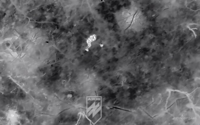 Нічні скиди з дронів бригади “Азов” на російську піхоту на Кремінському напрямку. ВIДЕО Нічні-скиди-з-дронів-бригади-“Азов”-на-російську-піхоту-на-Кремінському-напрямку.-ВiДЕО