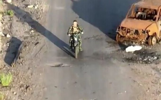 Загарбник кидає свій мотоцикл та зброю і тікає переліском, побачивши український дрон. ВIДЕО Загарбник-кидає-свій-мотоцикл-та-зброю-і-тікає-переліском,-побачивши-український-дрон.-ВiДЕО