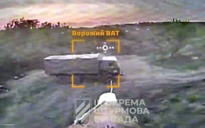Бійці 3-ї ОШБр дронами знищили російський танк Т-80 і гармату “Рапіра”. ВIДЕО Бійці-3-ї-ОШБр-дронами-знищили-російський-танк-Т-80-і-гармату-“Рапіра”.-ВiДЕО