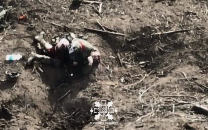 Поранений окупант прострелив собі голову з автомата. ВIДЕО Поранений-окупант-прострелив-собі-голову-з-автомата.-ВiДЕО