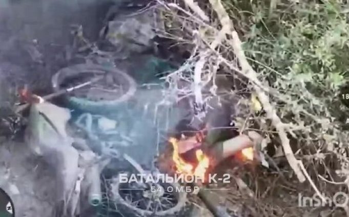 Росіянин, після невдалого штурму на мотоциклі, горить заживо. ВIДЕО Росіянин,-після-невдалого-штурму-на-мотоциклі,-горить-заживо.-ВiДЕО