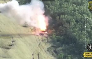 Українські захисники двома дронами-камікадзе знищили танк окупантів. ВIДЕО Українські-захисники-двома-дронами-камікадзе-знищили-танк-окупантів.-ВiДЕО