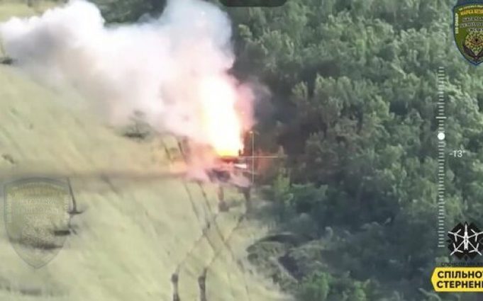 Українські захисники двома дронами-камікадзе знищили танк окупантів. ВIДЕО Українські-захисники-двома-дронами-камікадзе-знищили-танк-окупантів.-ВiДЕО