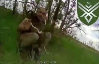 Невдала спроба окупанта збити FPV-дрон пляшкою з водою. ВIДЕО Невдала-спроба-окупанта-збити-fpv-дрон-пляшкою-з-водою.-ВiДЕО