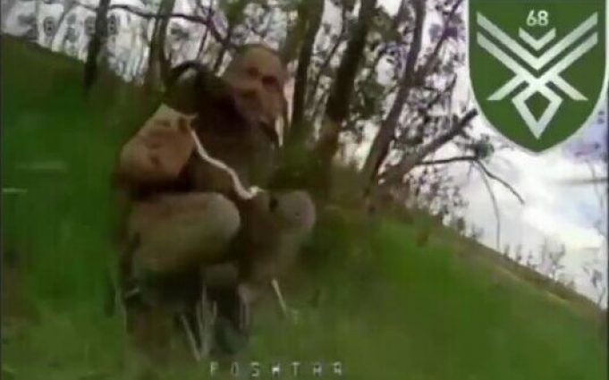 Невдала спроба окупанта збити FPV-дрон пляшкою з водою. ВIДЕО Невдала-спроба-окупанта-збити-fpv-дрон-пляшкою-з-водою.-ВiДЕО