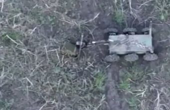 Наземний дрон “конфіскував” кулемет з позиції окупантів. ВIДЕО Наземний-дрон-“конфіскував”-кулемет-з-позиції-окупантів.-ВiДЕО