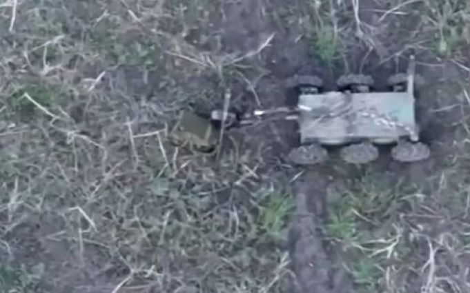 Наземний дрон “конфіскував” кулемет з позиції окупантів. ВIДЕО Наземний-дрон-“конфіскував”-кулемет-з-позиції-окупантів.-ВiДЕО