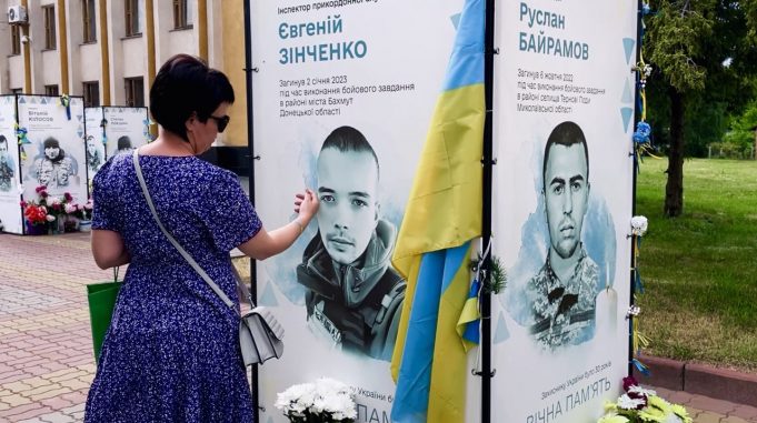 “Люди і війна”: Людмила Зінченко, мама загиблого Героя, ВПО з Луганщини (відео) “Люди-і-війна”:-Людмила-Зінченко,-мама-загиблого-Героя,-ВПО-з-Луганщини-(відео)