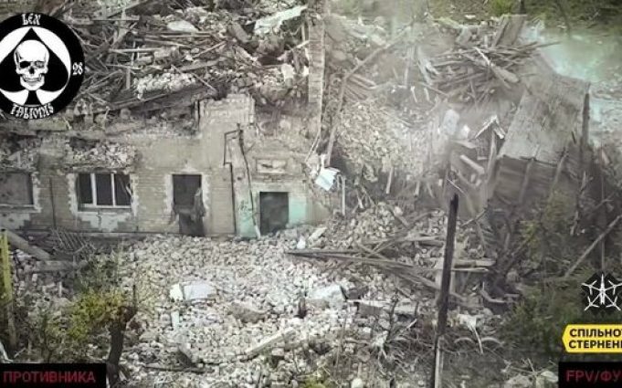 Знищення триповерхової будівлі із російськими загарбниками одним тільки FPV-дроном. ВIДЕО Знищення-триповерхової-будівлі-із-російськими-загарбниками-одним-тільки-fpv-дроном.-ВiДЕО
