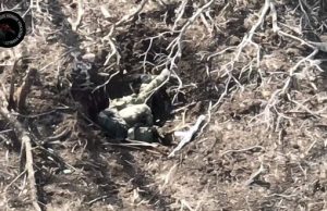 Окупант намагається знищити дрон з автомата, але потім сам застрелюється. ВIДЕО Окупант-намагається-знищити-дрон-з-автомата,-але-потім-сам-застрелюється.-ВiДЕО