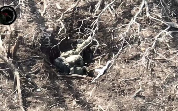 Окупант намагається знищити дрон з автомата, але потім сам застрелюється. ВIДЕО Окупант-намагається-знищити-дрон-з-автомата,-але-потім-сам-застрелюється.-ВiДЕО