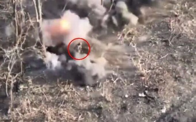 Окупант пережив два прильоти поспіль і ліквідувався лише після третього. ВIДЕО Окупант-пережив-два-прильоти-поспіль-і-ліквідувався-лише-після-третього.-ВiДЕО