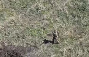 Окупант марно намагається збити дрон-камікадзе з автомата. ВIДЕО Окупант-марно-намагається-збити-дрон-камікадзе-з-автомата.-ВiДЕО