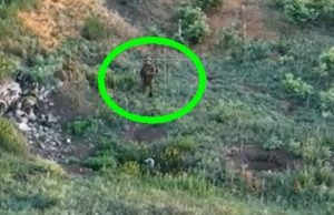 Окупант зникає після прямого влучання українського дрона. ВIДЕО Окупант-зникає-після-прямого-влучання-українського-дрона.-ВiДЕО