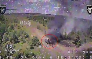 Українські захисники знищили танк окупантів на території Росії. ВIДЕО Українські-захисники-знищили-танк-окупантів-на-території-Росії.-ВiДЕО