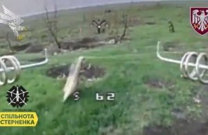 Двоє окупантів у саморобних плащах тікають від дрона-камікадзе. ВIДЕО Двоє-окупантів-у-саморобних-плащах-тікають-від-дрона-камікадзе.-ВiДЕО