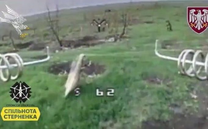 Двоє окупантів у саморобних плащах тікають від дрона-камікадзе. ВIДЕО Двоє-окупантів-у-саморобних-плащах-тікають-від-дрона-камікадзе.-ВiДЕО