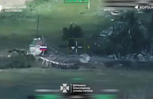 Окупант марно ховається у будівлі від дрона прикордонників на Харківському напрямку. ВIДЕО Окупант-марно-ховається-у-будівлі-від-дрона-прикордонників-на-Харківському-напрямку.-ВiДЕО