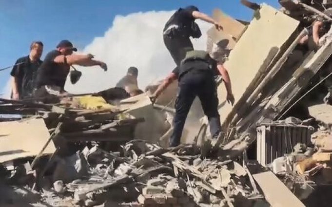 Ракетний удар РФ по Кривому Рогу: 6 загиблих та 11 поранених, – Зеленський. ВIДЕО Ракетний-удар-РФ-по-Кривому-Рогу:-6-загиблих-та-11-поранених,-–-Зеленський.-ВiДЕО