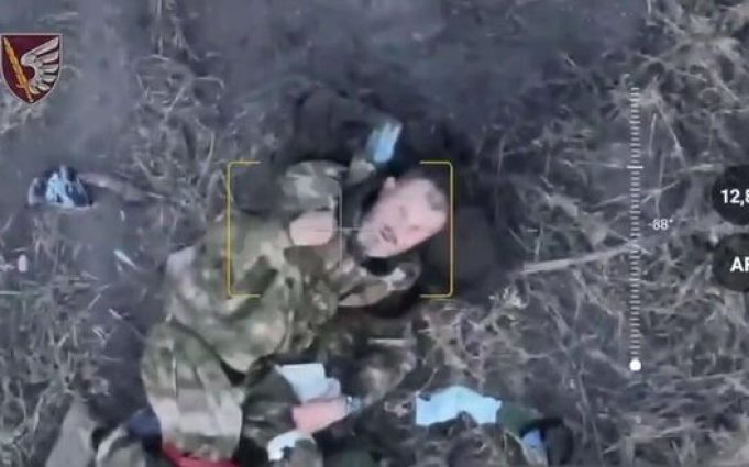 Поранений російський окупант хреститься перед смертю на українській землі. ВIДЕО Поранений-російський-окупант-хреститься-перед-смертю-на-українській-землі.-ВiДЕО