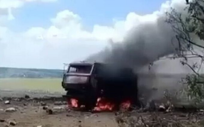 Новітній російський ЗРГК “Панцир-С1” догорає у полі на Луганщині. ВIДЕО Новітній-російський-ЗРГК-“Панцир-С1”-догорає-у-полі-на-Луганщині.-ВiДЕО